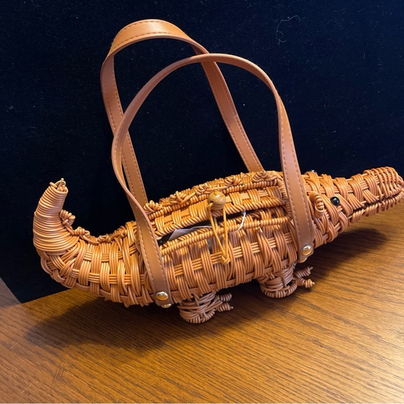 Tommy Bahama Woven Alligator/Retailer Basket Purse in Tan NWT collectible - Picture 3 of 10